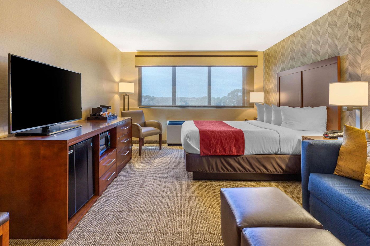 Comfort-Inn---Suites-Logan-Airport-Room-33