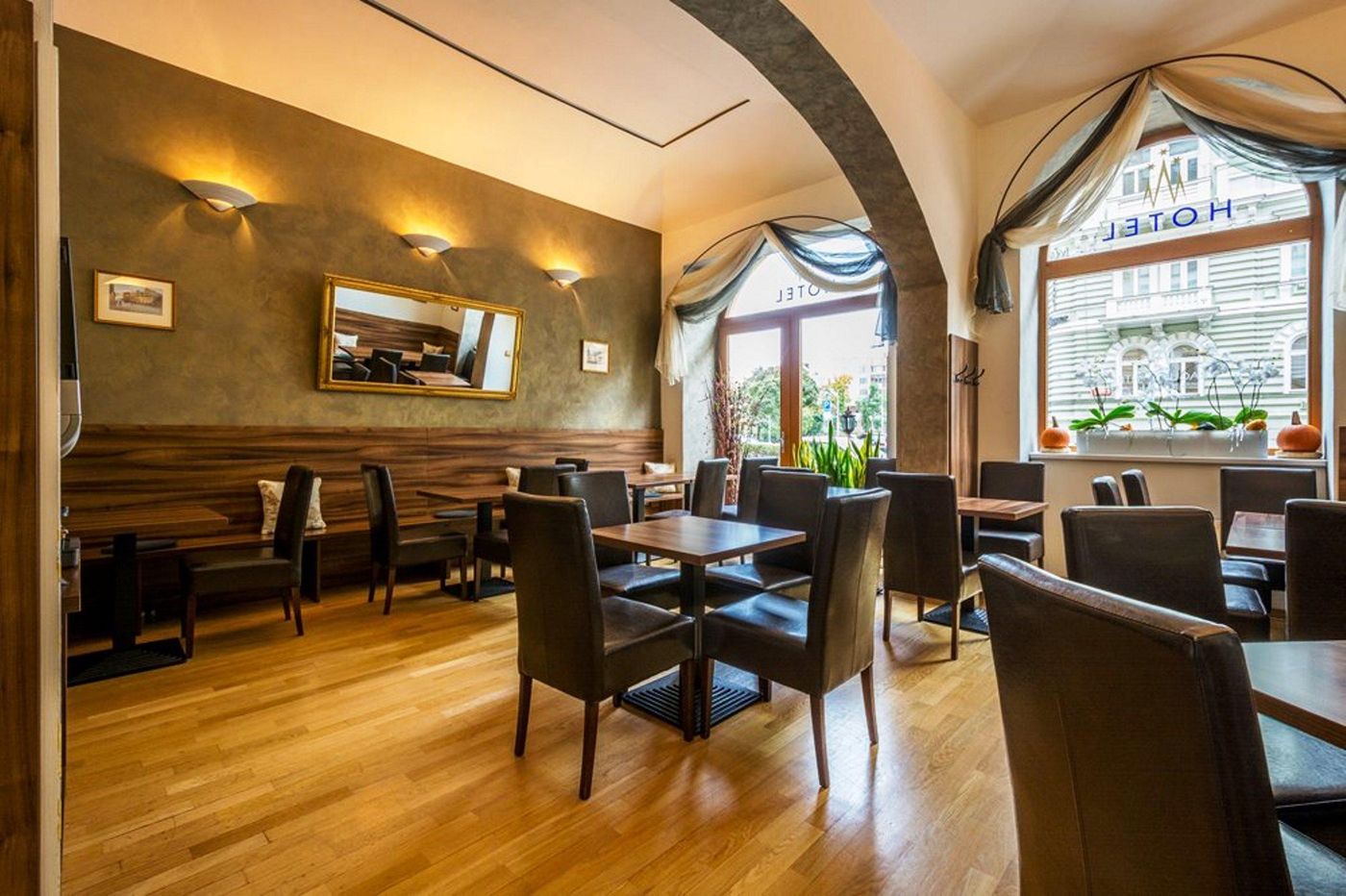 Superior-Hotel-Restaurant-11