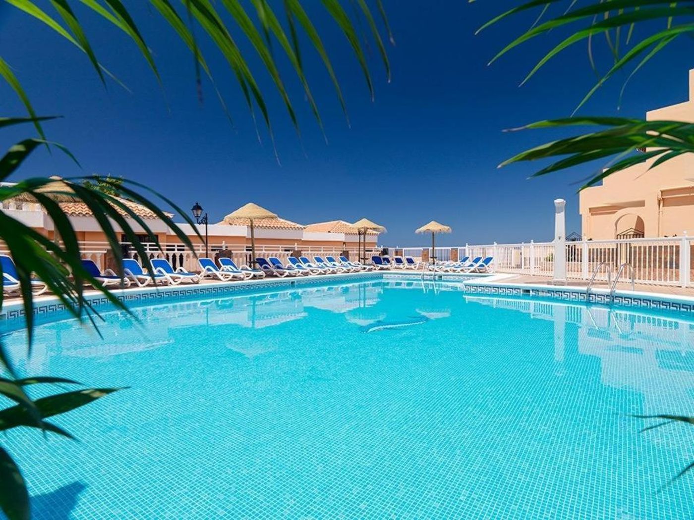 Paradise-Court-Aparthotel-Pool-1