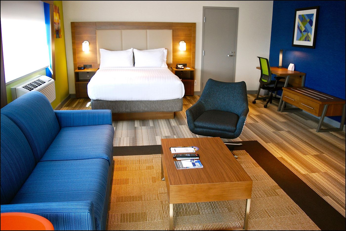 Holiday-Inn-Express-Vancouver-Airport-Richmond-Room-33