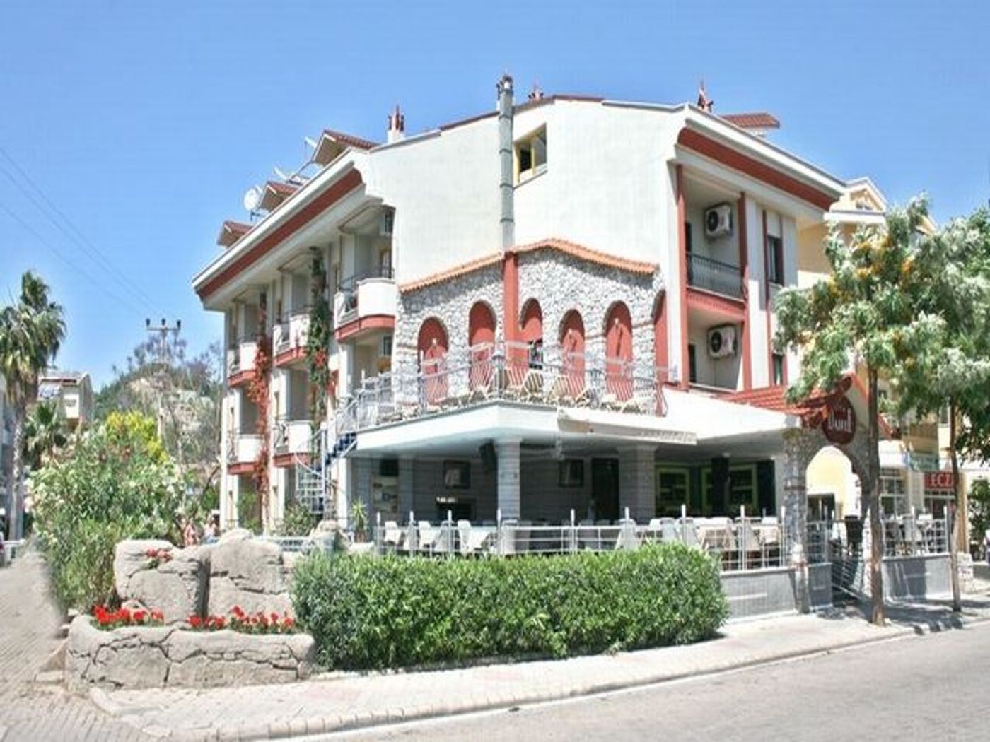 Club Dante Apartments