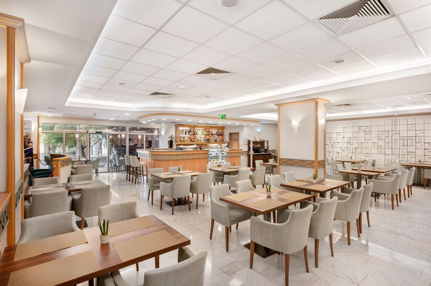 Danubius-Hotel-Arena-Bar-18