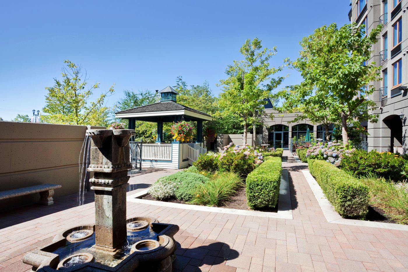 Holiday-Inn---Suites-North-Vancouver-Lobby-40