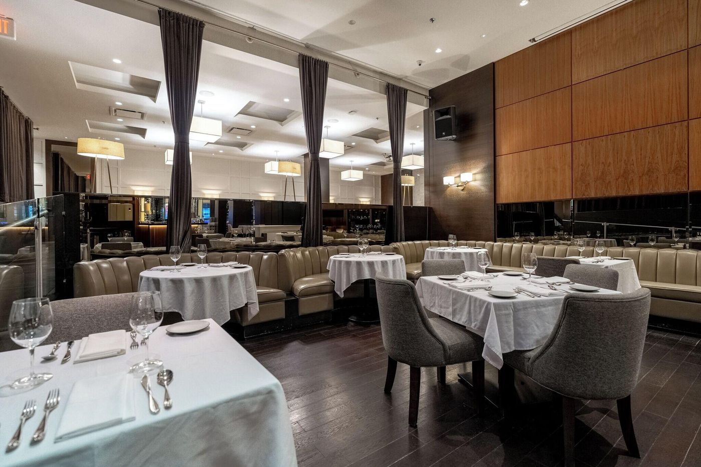 Century-Plaza-Hotel---Spa-Vancouver-Restaurant-82