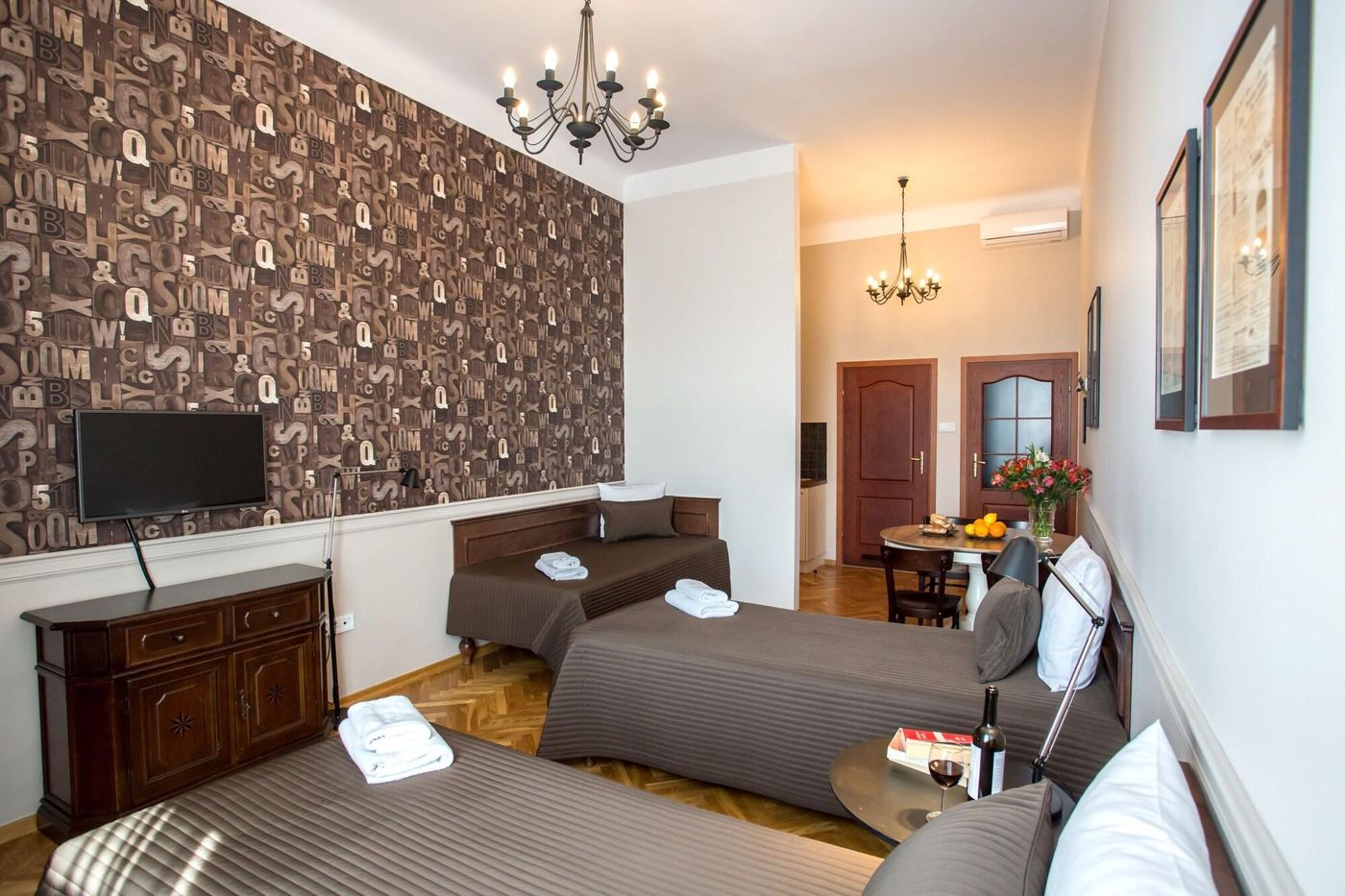 Scharffenberg-Apartments-Main-Square-Room-26