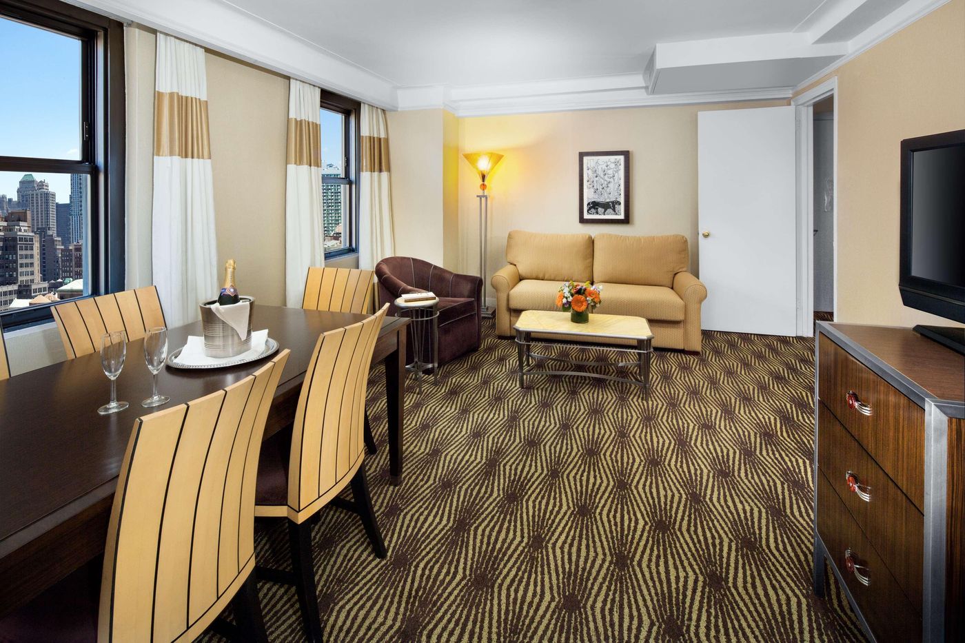 New-Yorker--A-Lotte-Hotel-Room-6