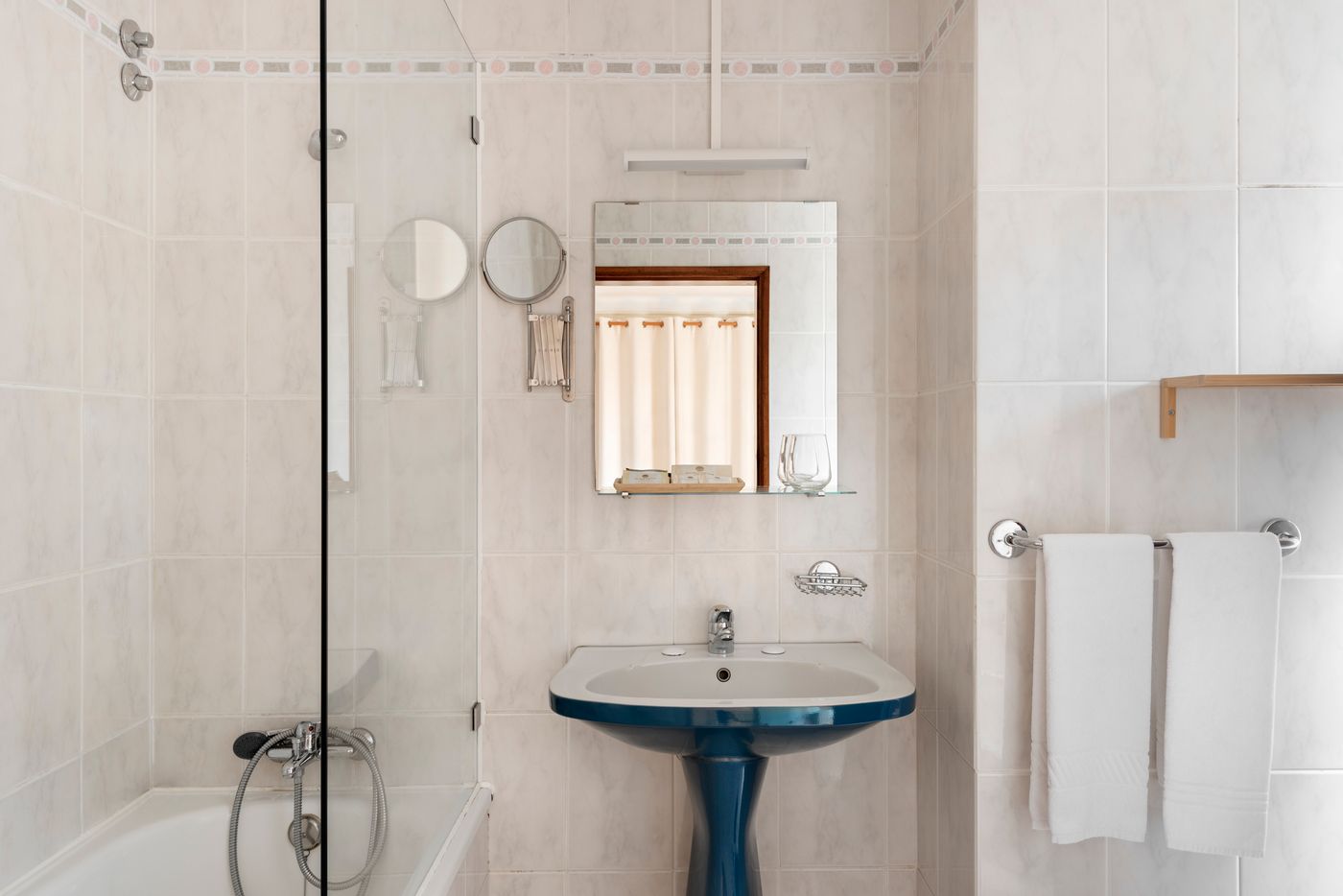 The-Blue-Bamboo-Hotel--Duna-Parque-Group-Room-5