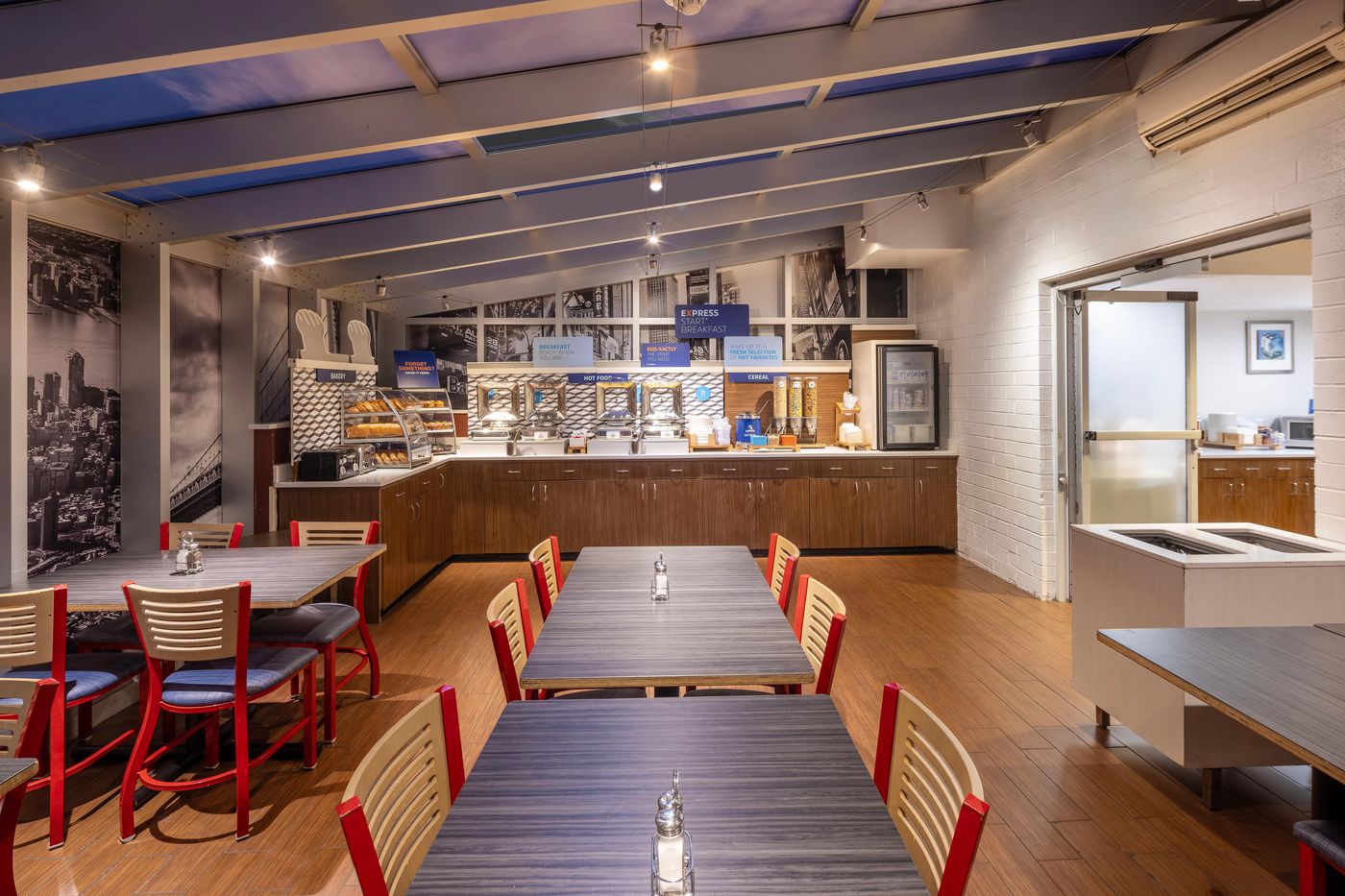 Holiday-Inn-Express-New-York-City-Times-Square-Restaurant-8