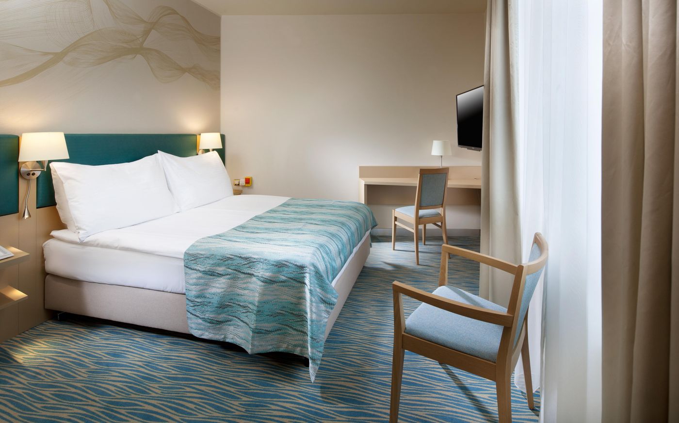 Holiday-Inn-Prague-Congress-Centre-Room-24