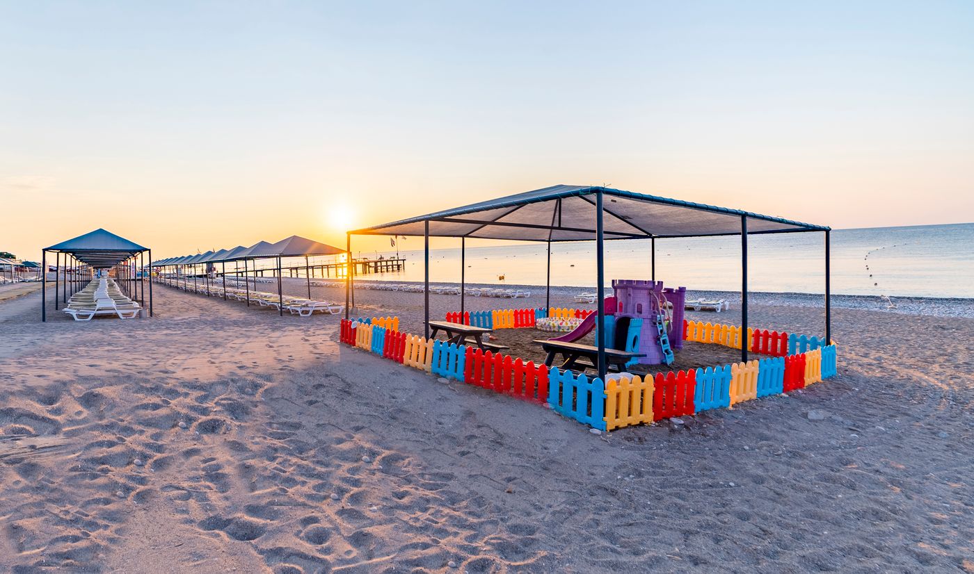 Queen-s-Park-Le-Jardin-Beach-35