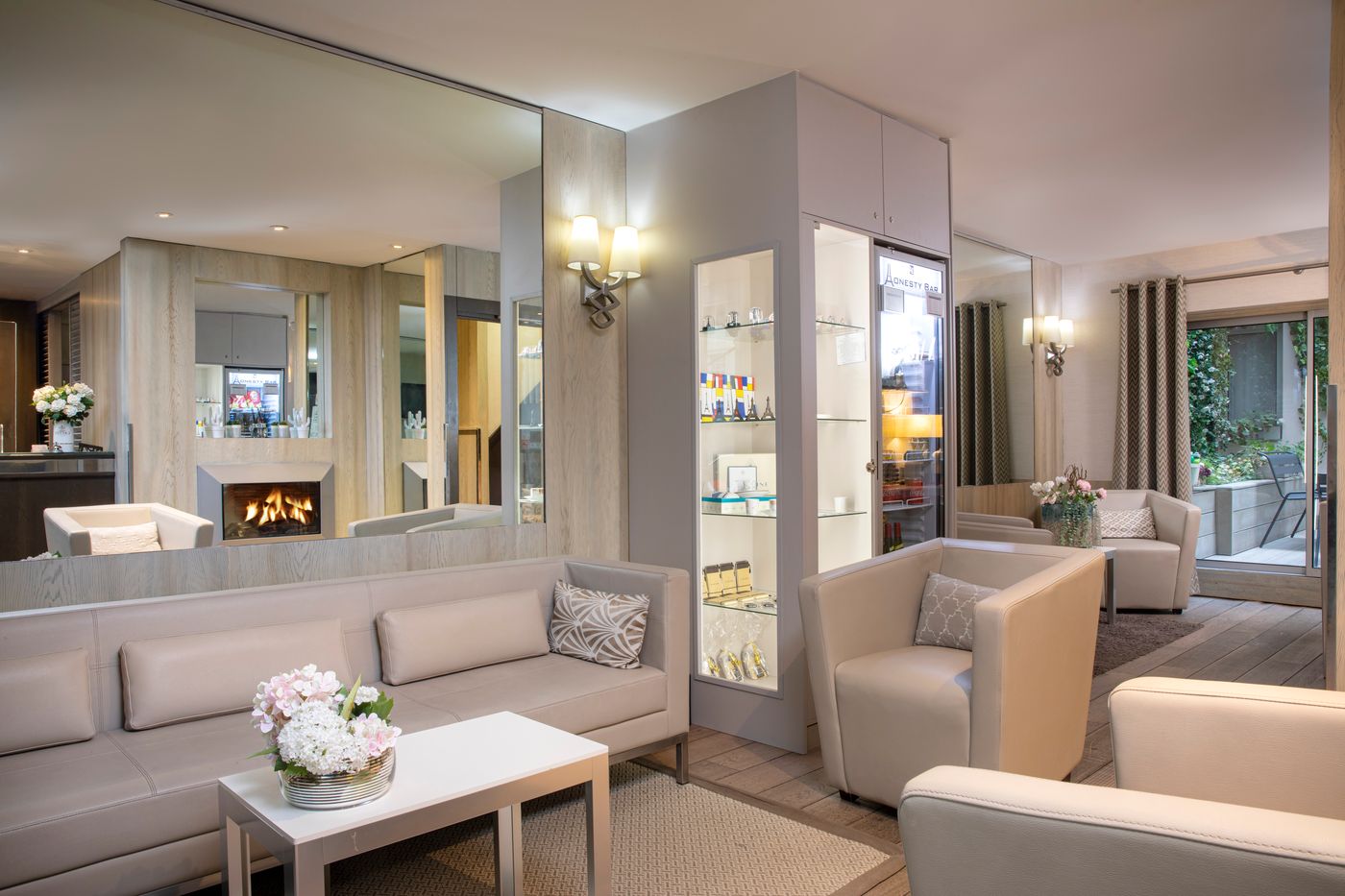 Longchamp-Elysees-Lobby-3