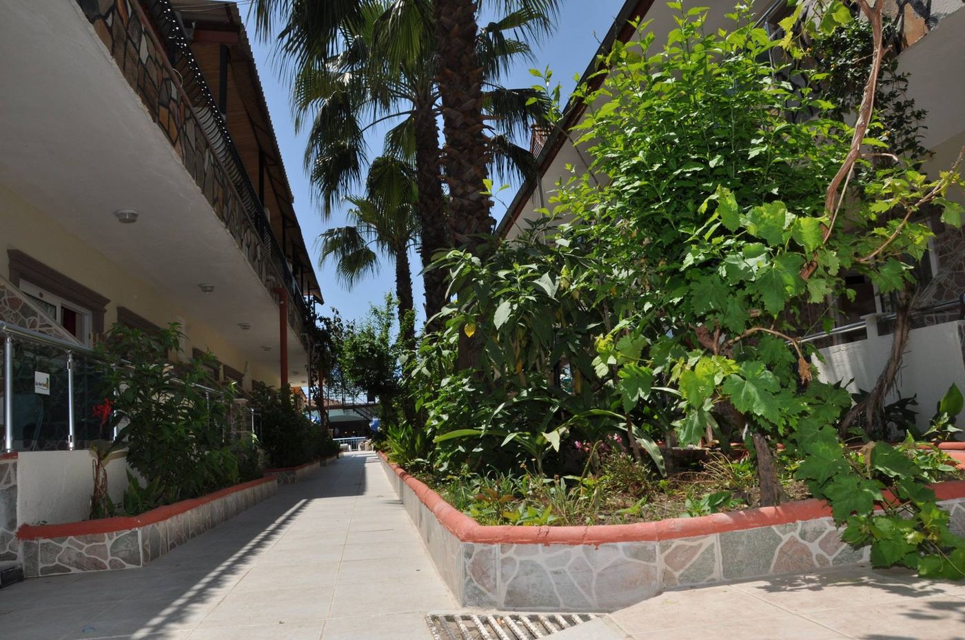 Side-Sunberk-Terrace-17