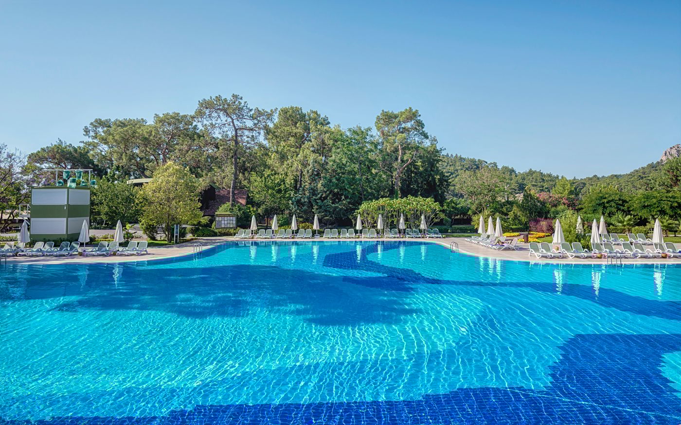 Ma-Biche-Kemer-Pool-1