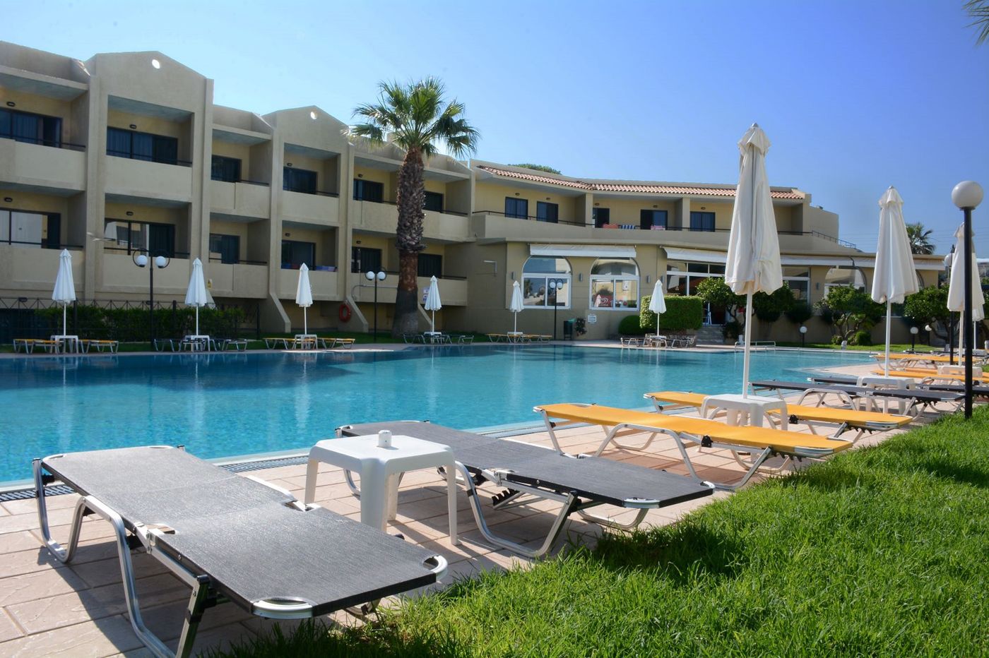 Summerland-Hotel-and-Bungalows-Pool-2