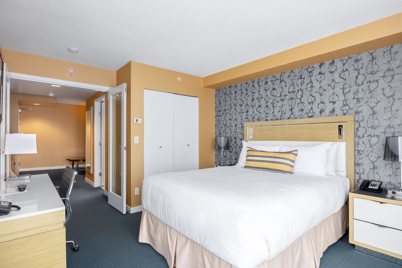Executive-Plaza-Hotel-Conference-Centre-Coquitlam-BC-Room-10