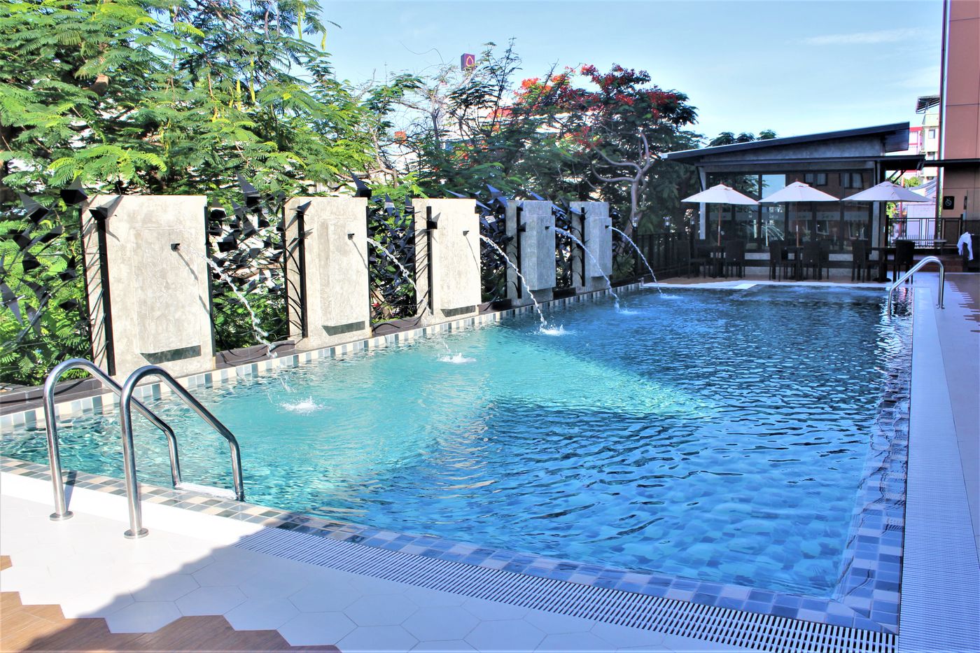 Nouvo-City-Hotel-Pool-65