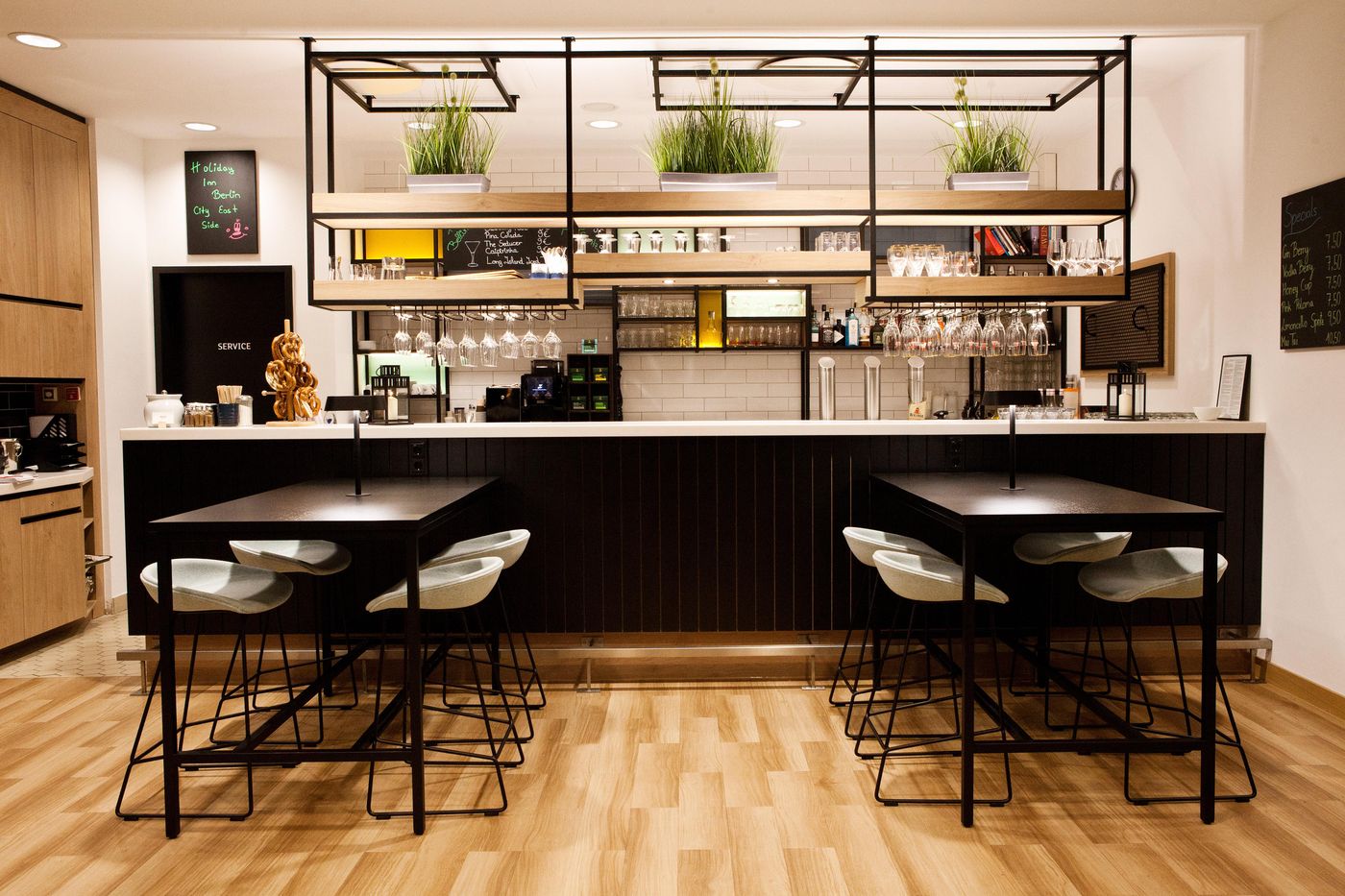 Holiday-Inn-Berlin-City-East-Side-Bar-17