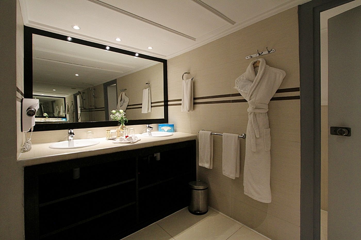 Kenzi-Rose-Garden-Room-30