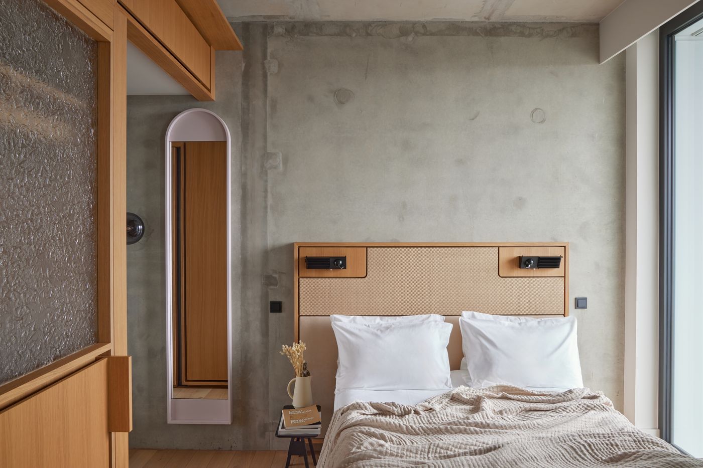 Locke-at-East-Side-Gallery--Friedrichshain-Room-26