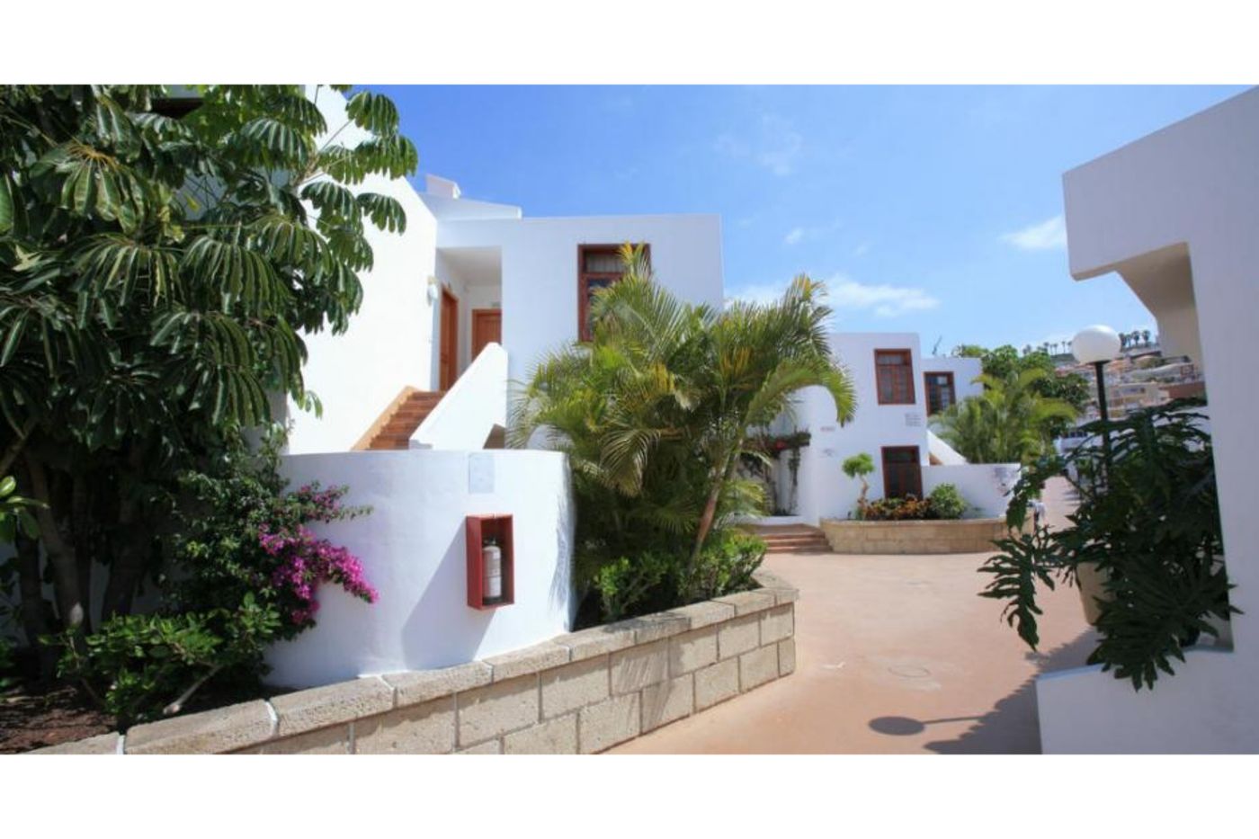 Malibu-Park-Hotel-Lobby-9