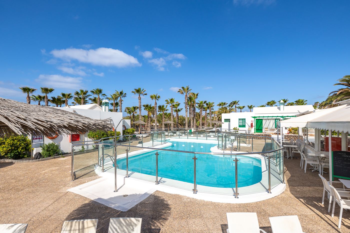 Apartamentos-LIVVO-Las-Gaviotas-Pool-9