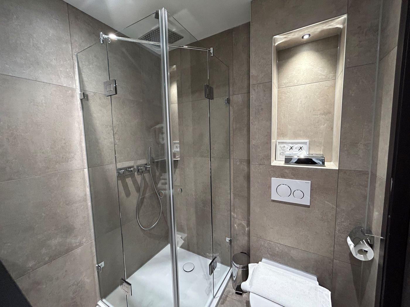 Xo-Hotels-Blue-Tower-Room-33