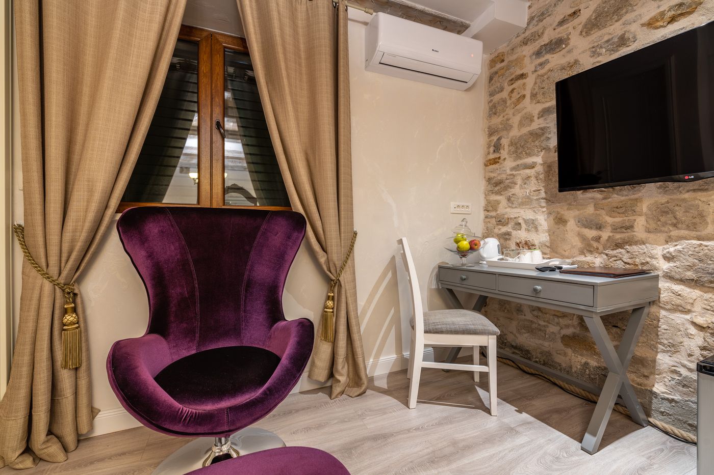 Heritage-Palace-Varos---Quaint---Elegant-Hotels-Room-36