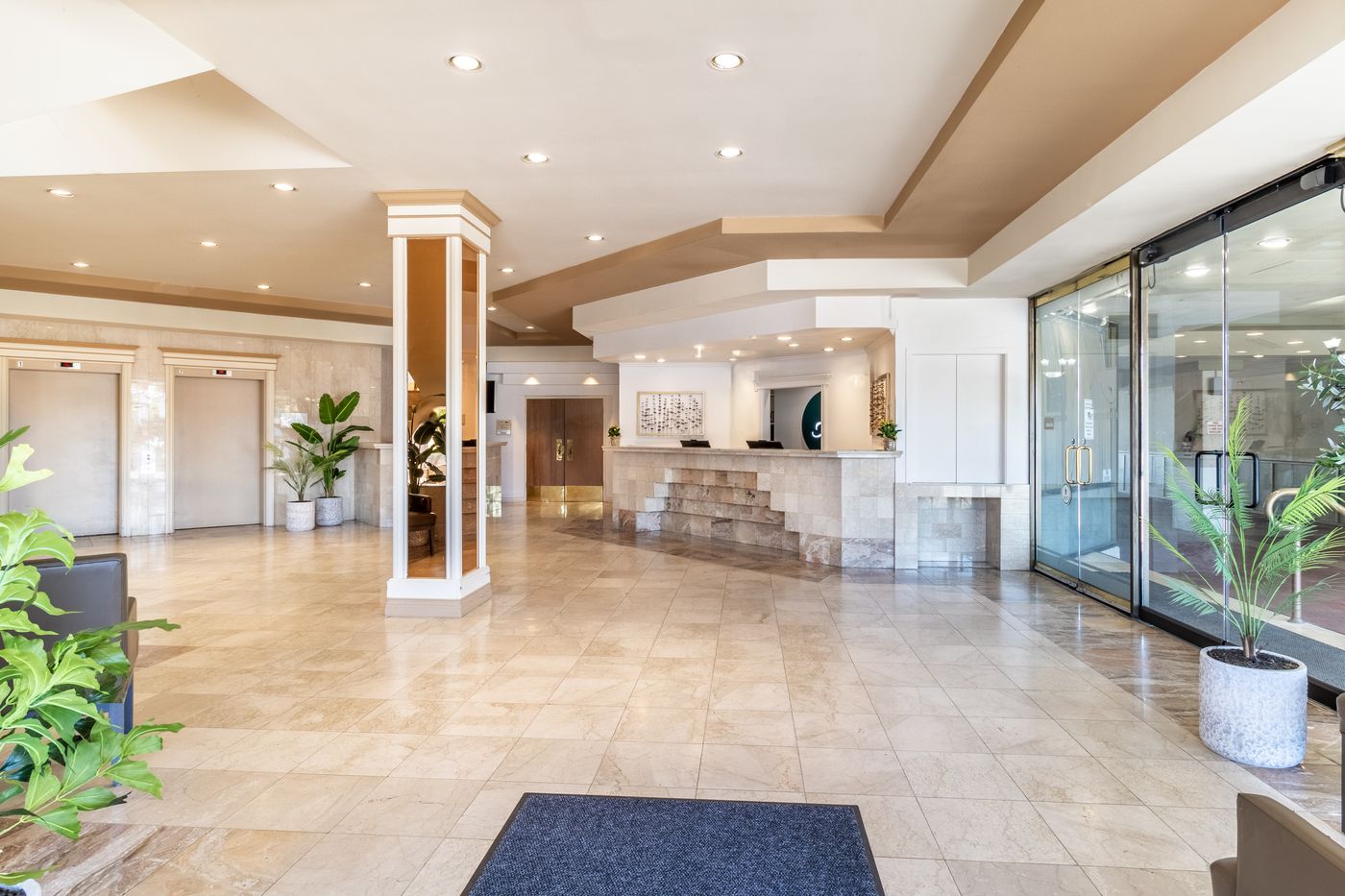 Atrium-Hotel-Vancouver-Lobby-16