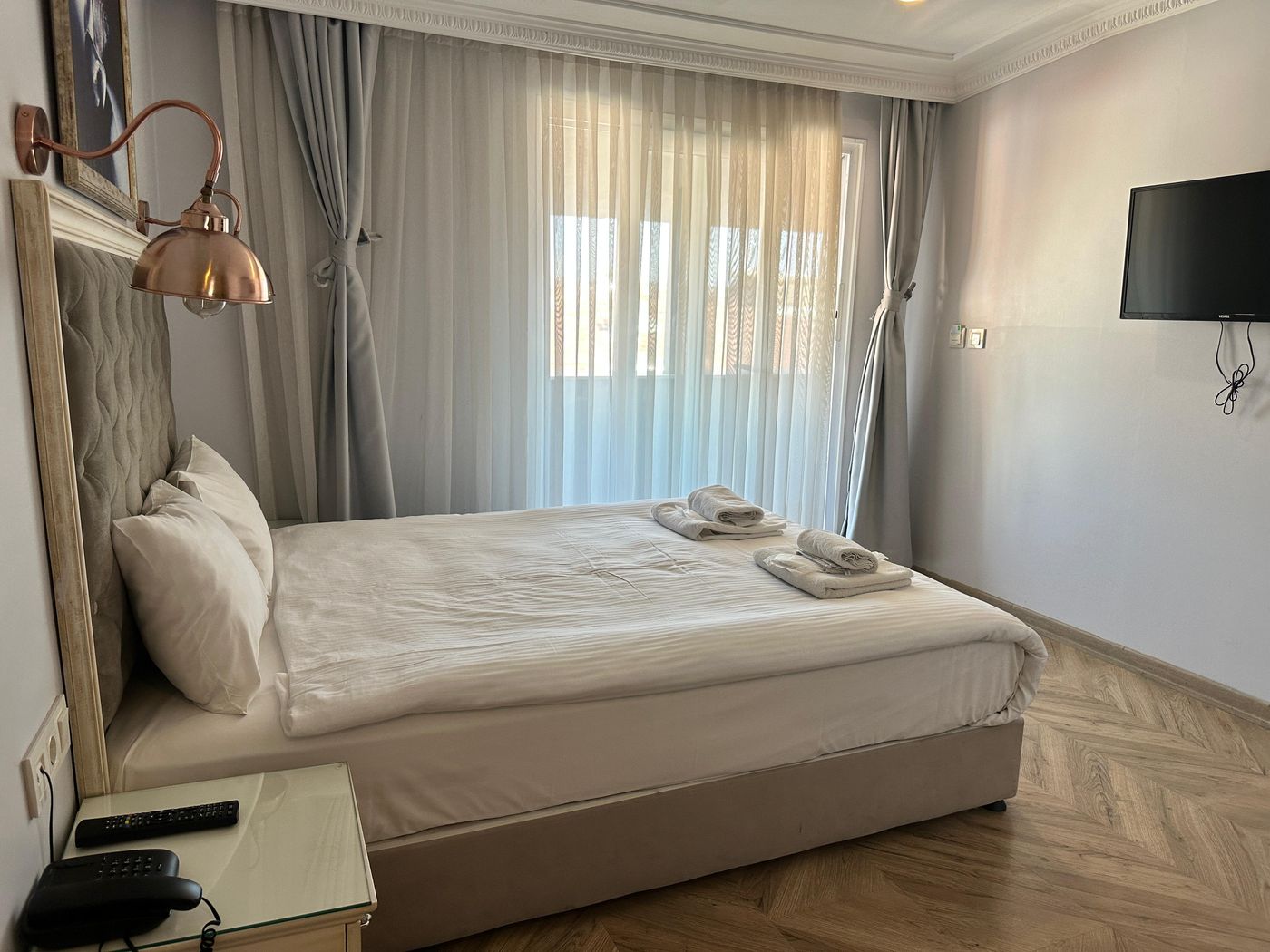 Good-Night-Hotel-Room-12