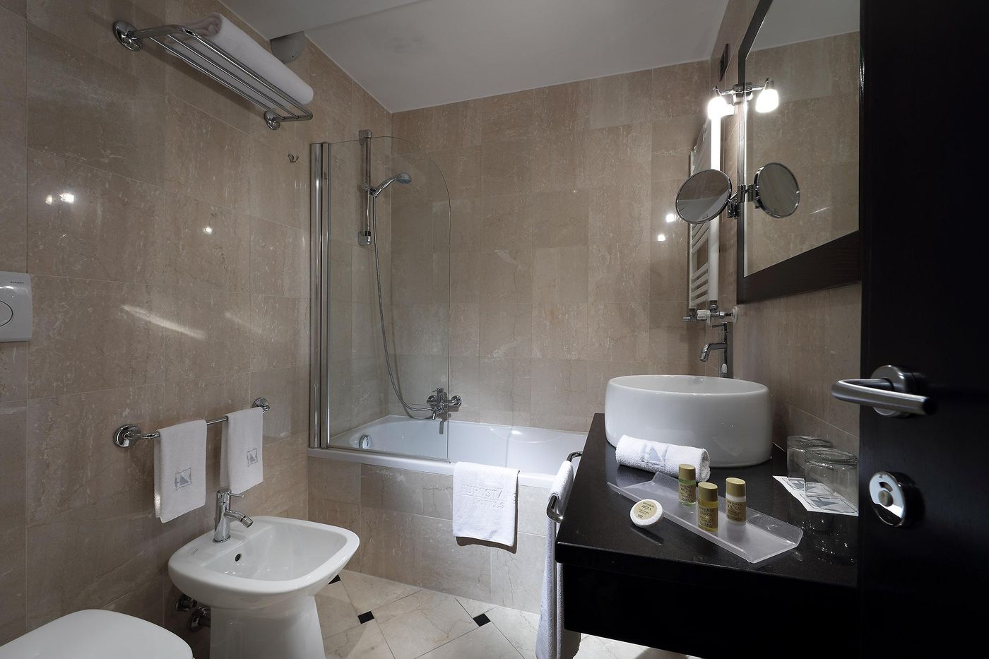 International-Palace-Room-25