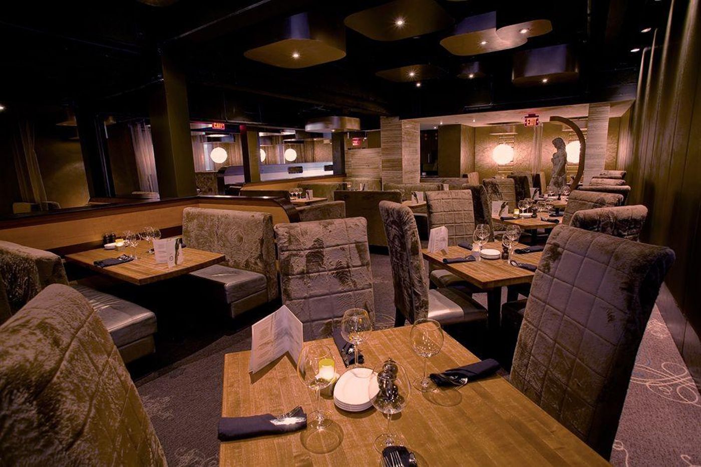 Sandman-Signature-Hotel---Resort-Vancouver-Airport-Restaurant-18