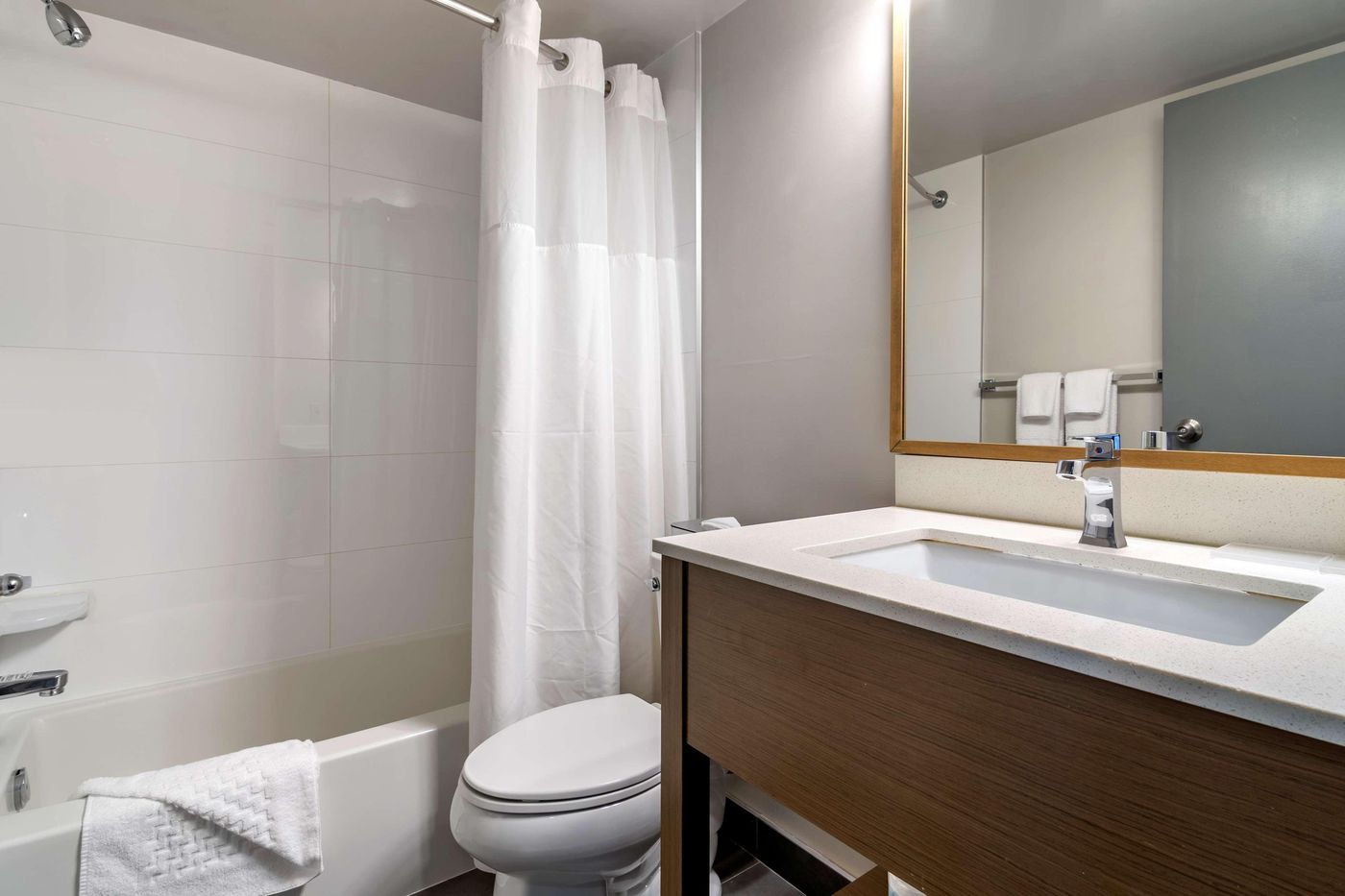 Best-Western-Plus-Vancouver-Airport-Hotel-Room-36