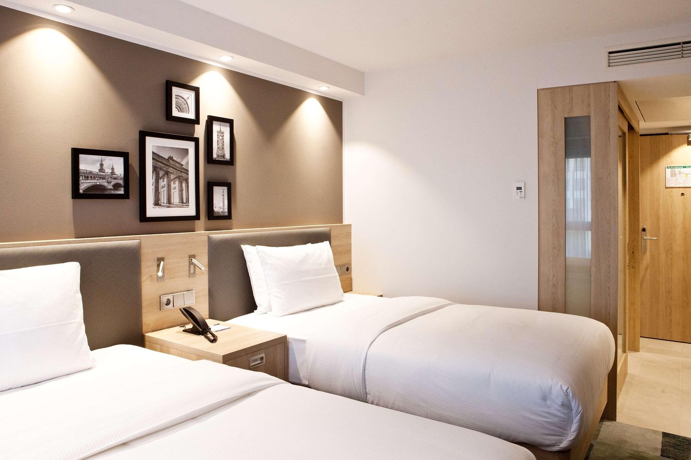 Hampton-by-Hilton-Berlin-City-East-Side-Gallery-Room-5