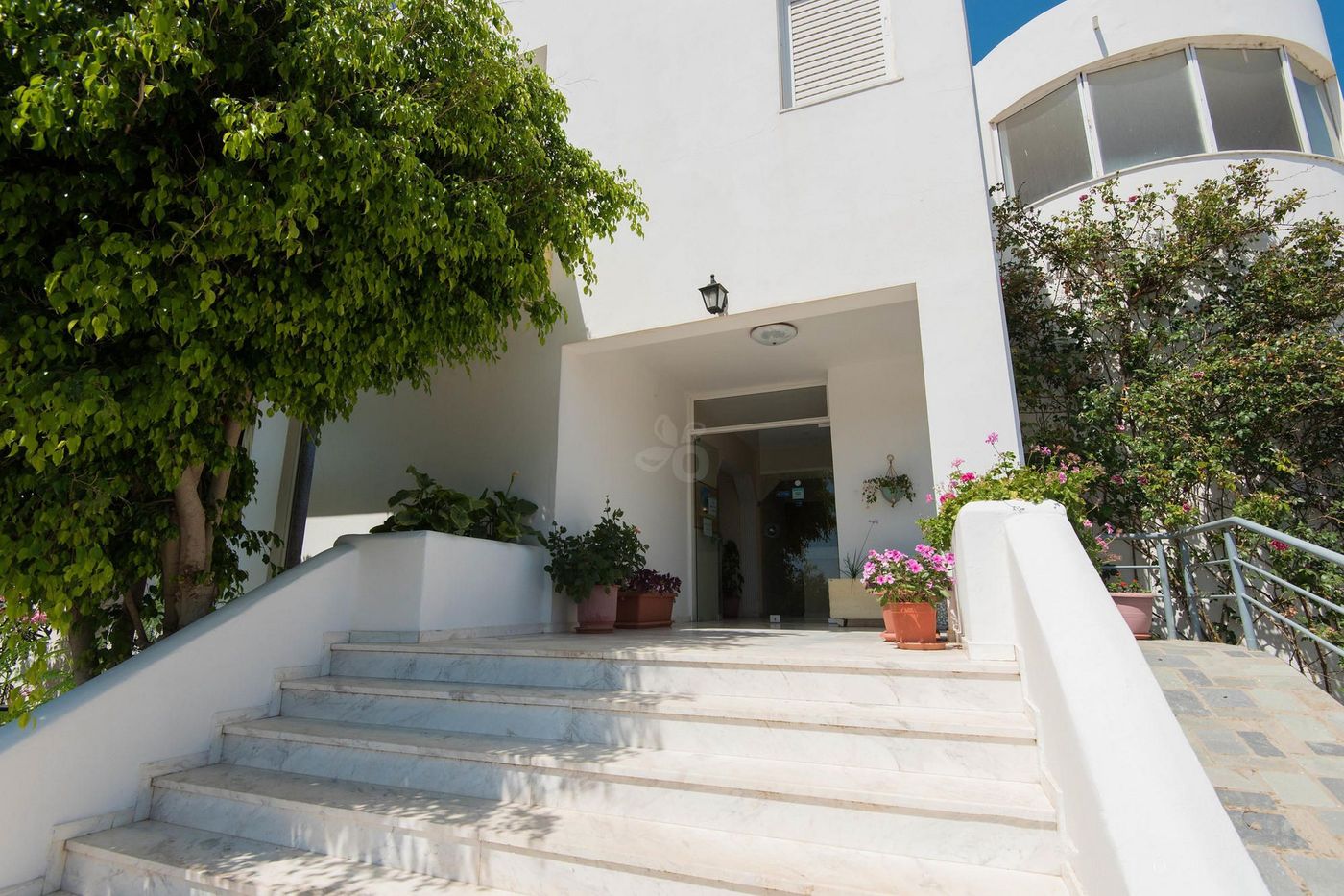 Leonidas-Hotel-And-Studios-General-view-21