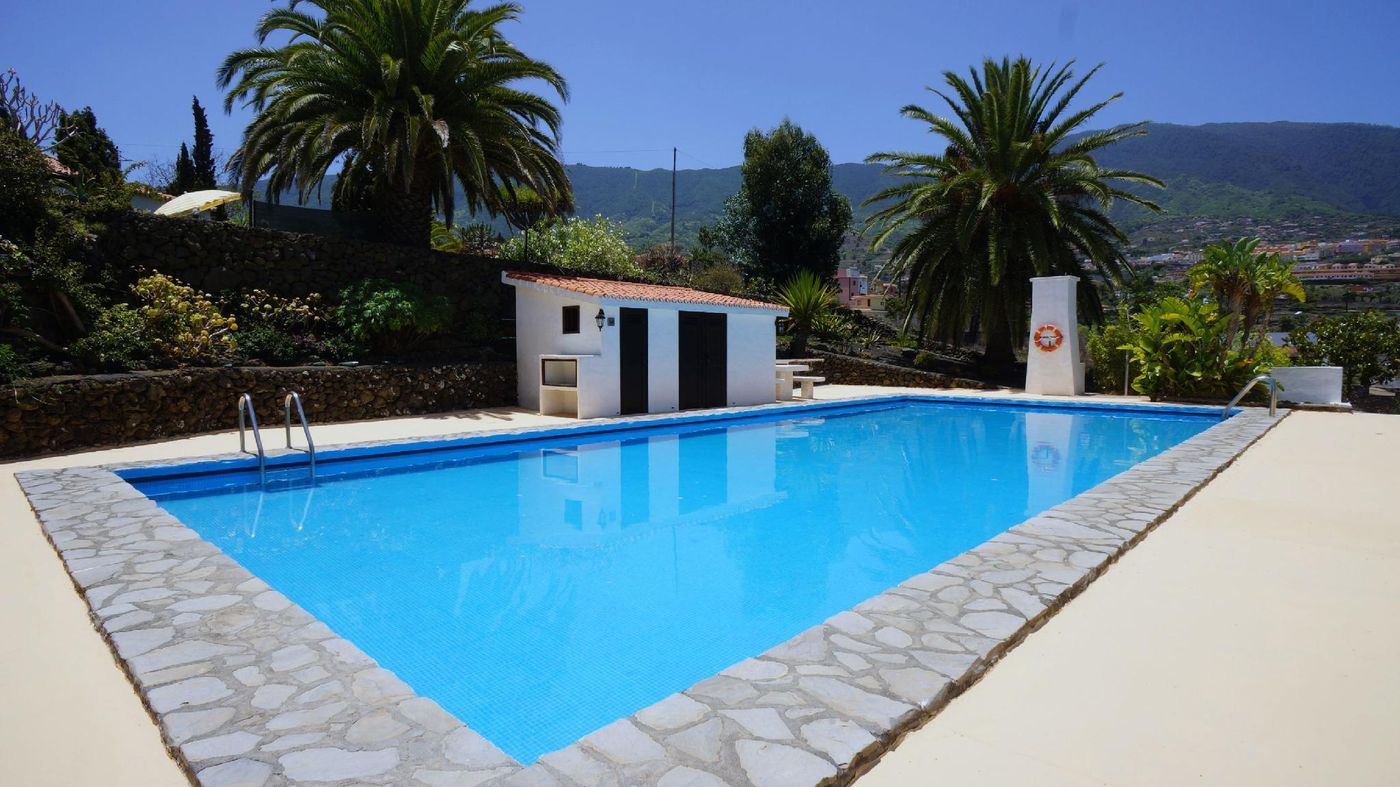 Apartamentos-Miranda-Pool-1