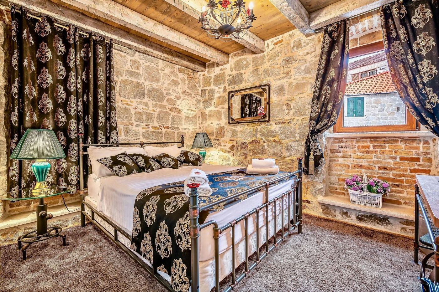 Historic-Plaza-Varos-Split-Room-13