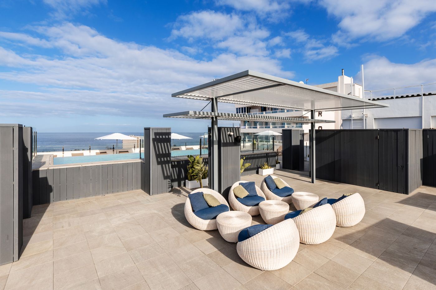 Catalonia-Oro-Negro-Pool-15