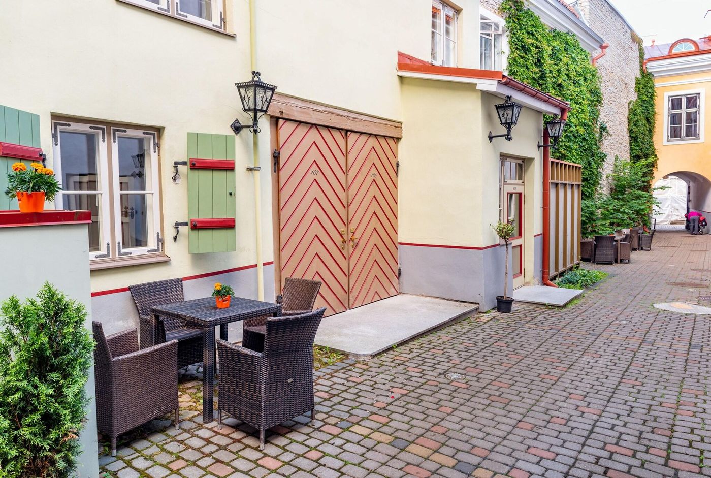 Meriton-Old-Town-Garden-Terrace-51