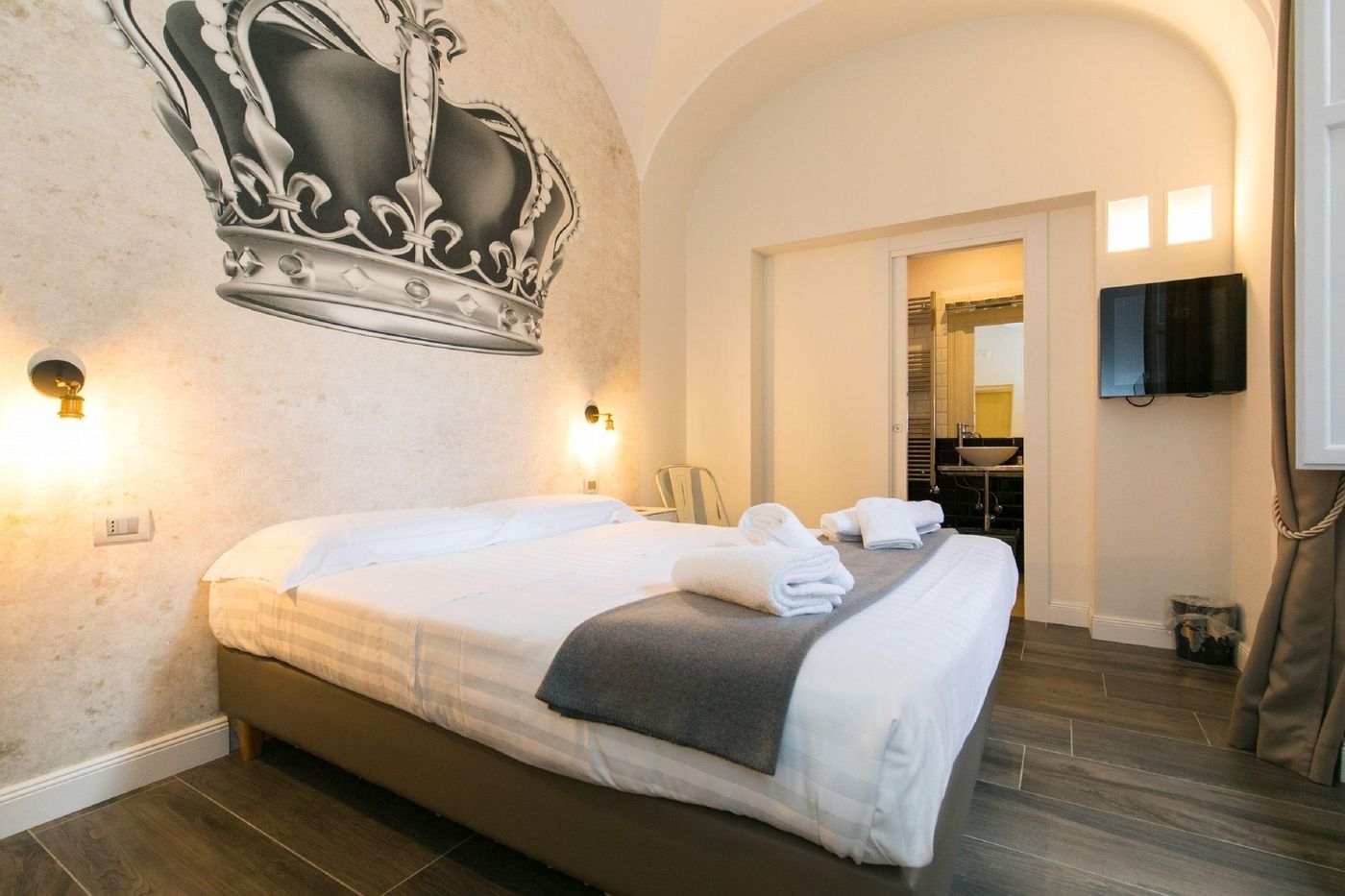 Trevi-Contemporary-Suite-Room-16