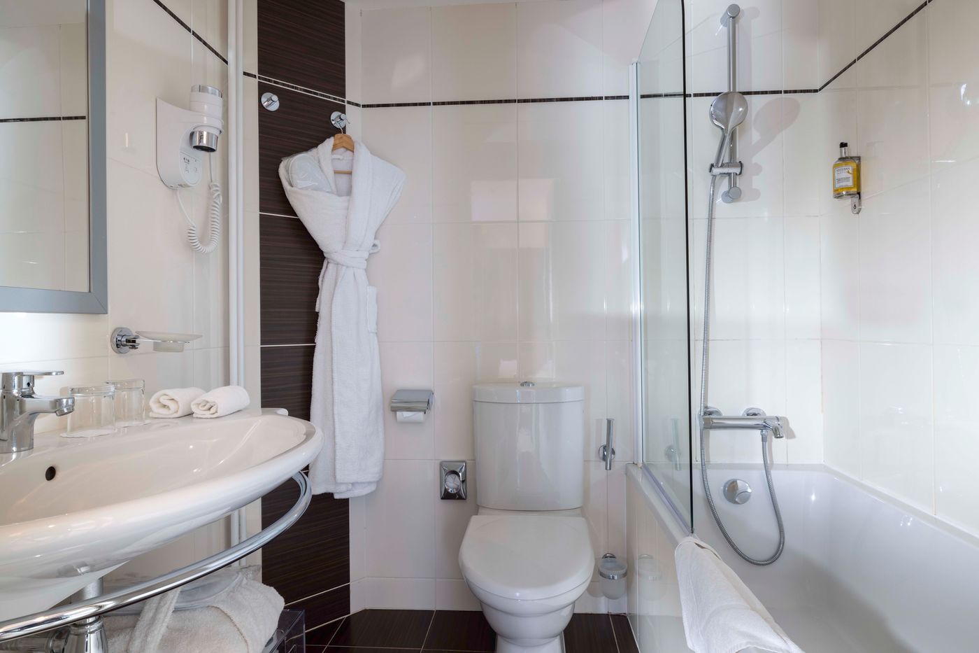 Hotel-Elysees-Bassano-Room-51