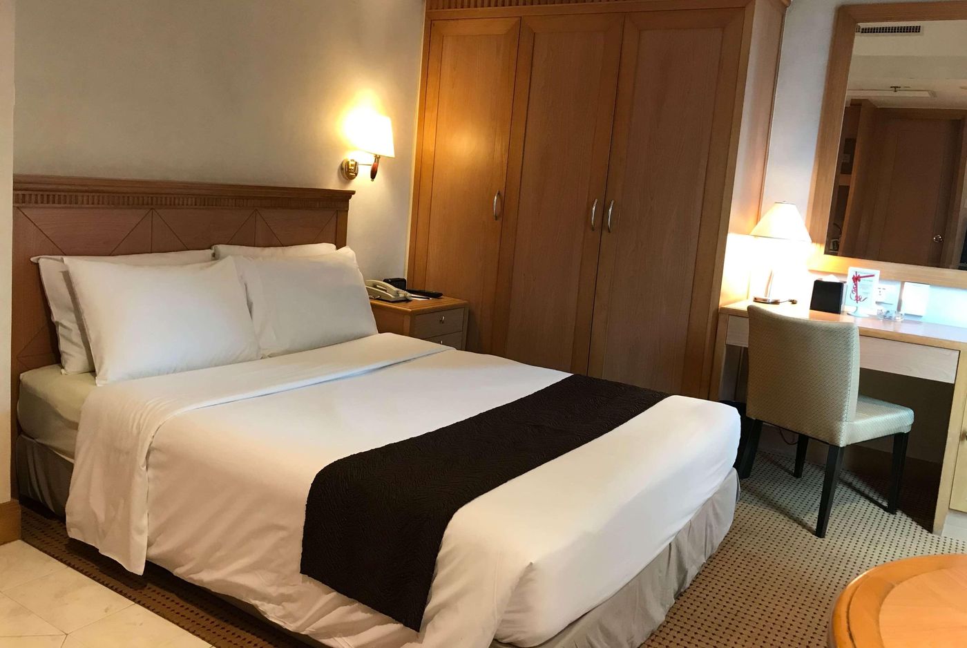 Ramada-Hong-Kong-Grand-View-Room-22