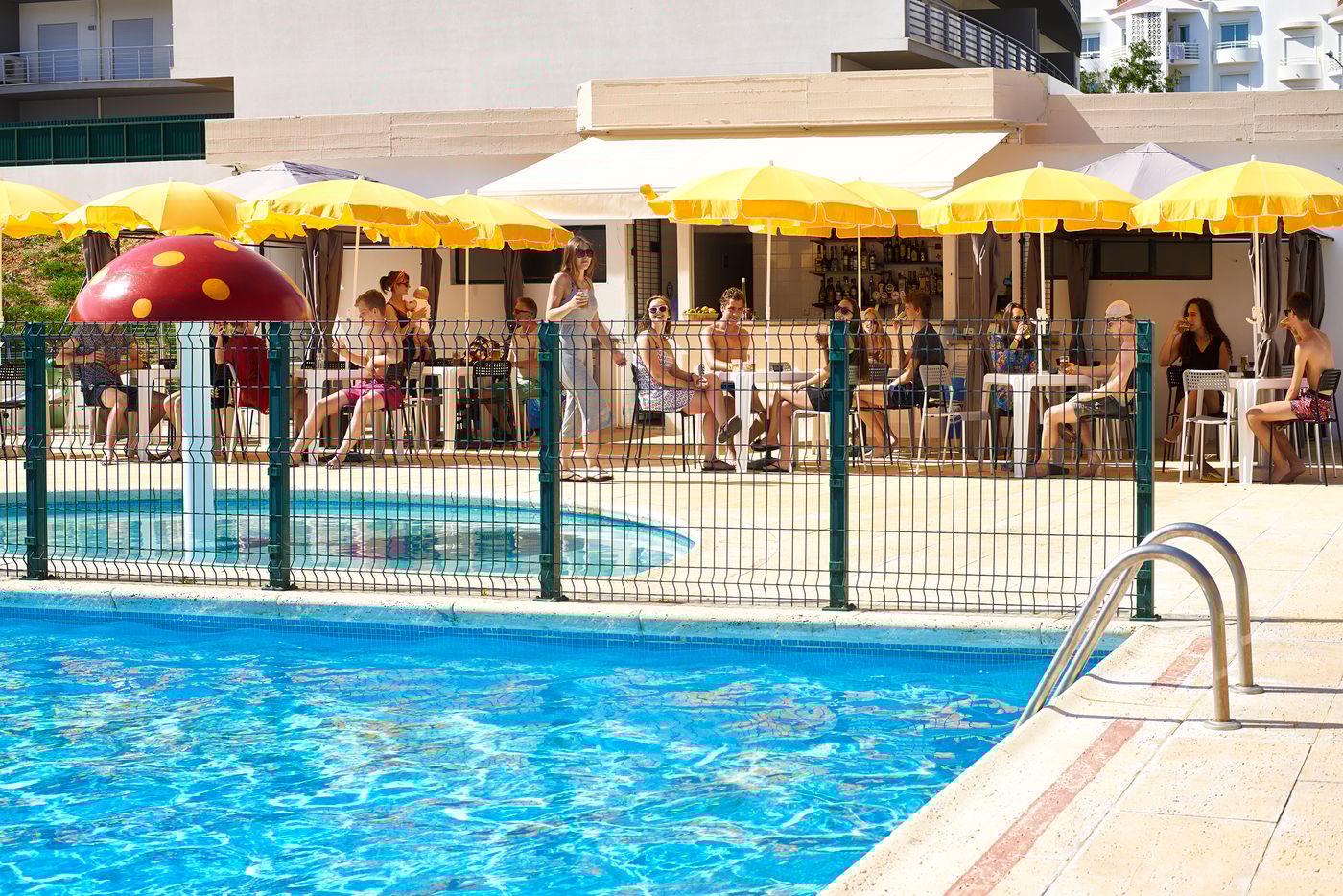 Cheerfulway-Minichoro-Apartamentos-Bar-6