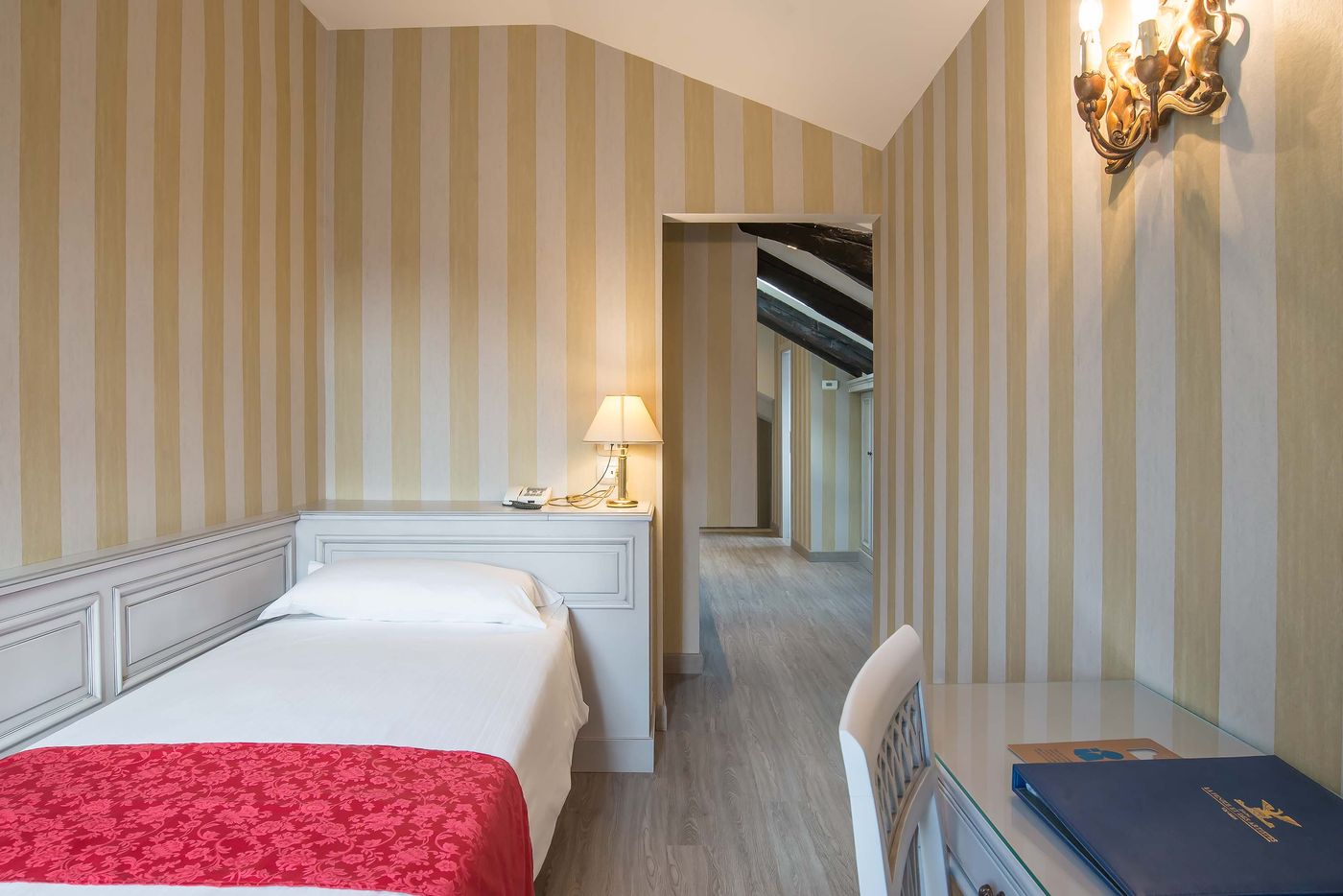 La-Fenice-et-des-Artistes-Room-26