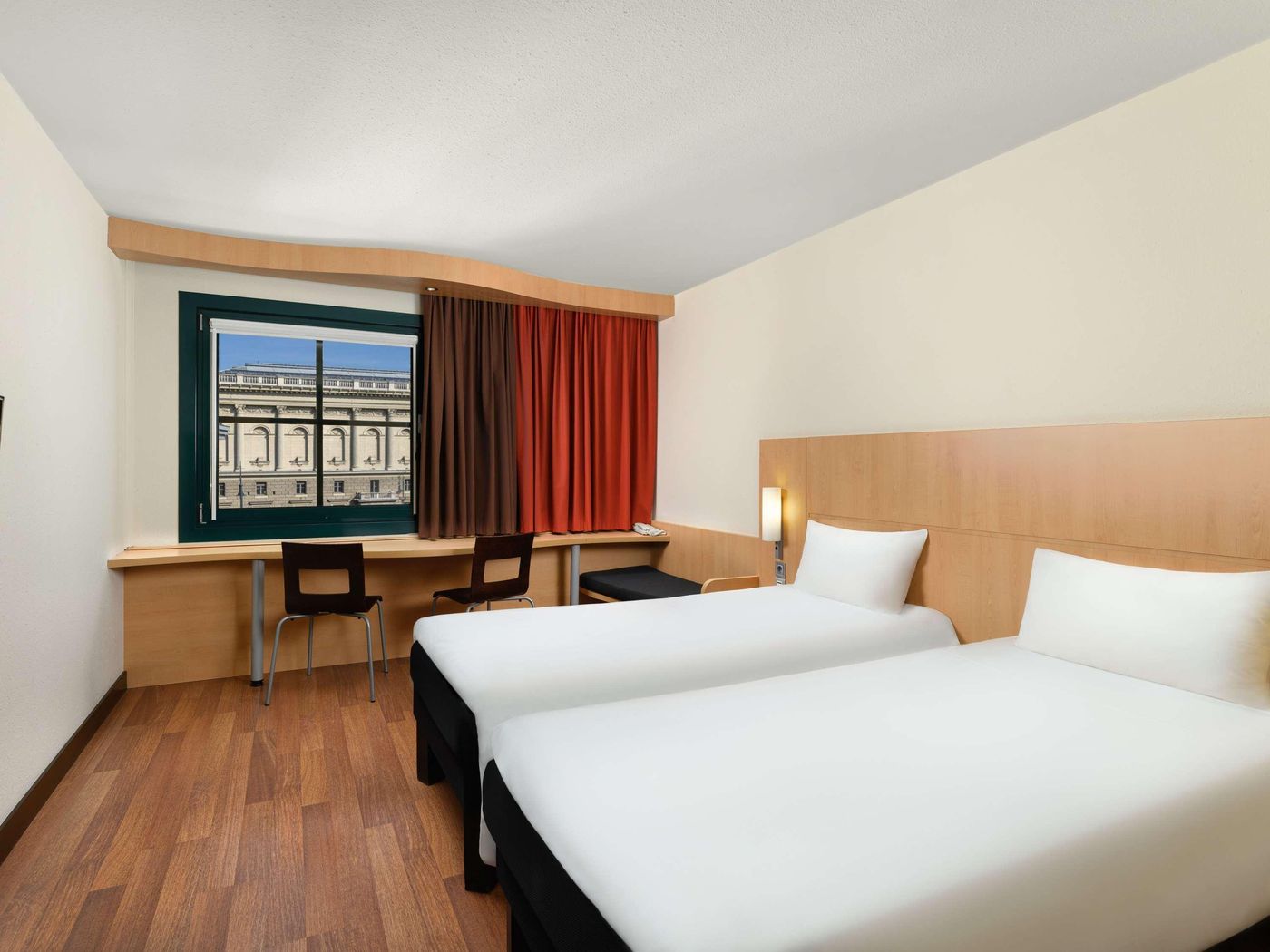 Ibis-Hotel-Heroes-Square-Room-18