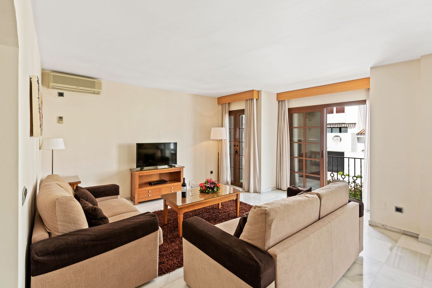 Macdonald-Villacana-Club-Room-31