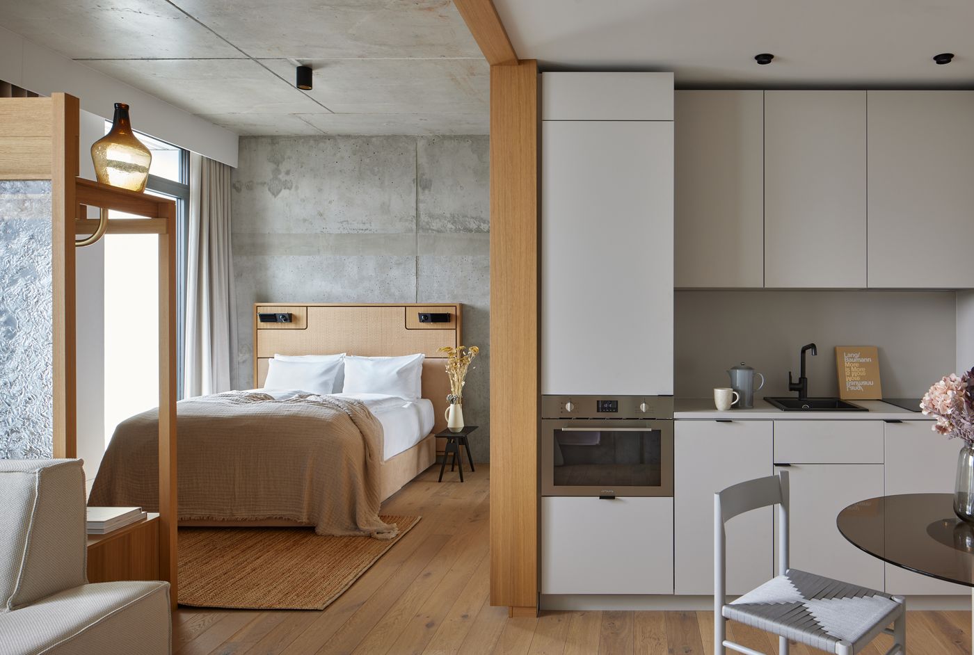 Locke-at-East-Side-Gallery--Friedrichshain-Room-14