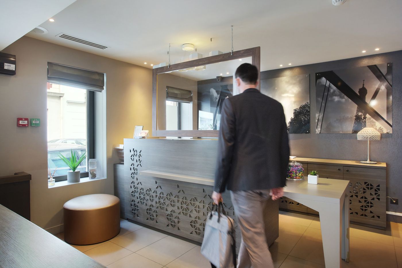 Hotel-Eiffel-Capitol-Lobby-10