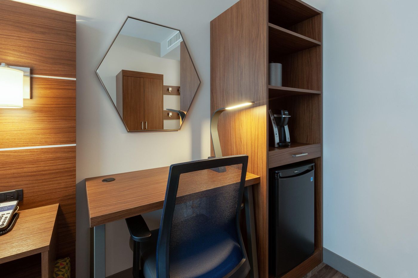 Holiday-Inn-Express-NYC-Brooklyn---Sunset-Park-Room-25