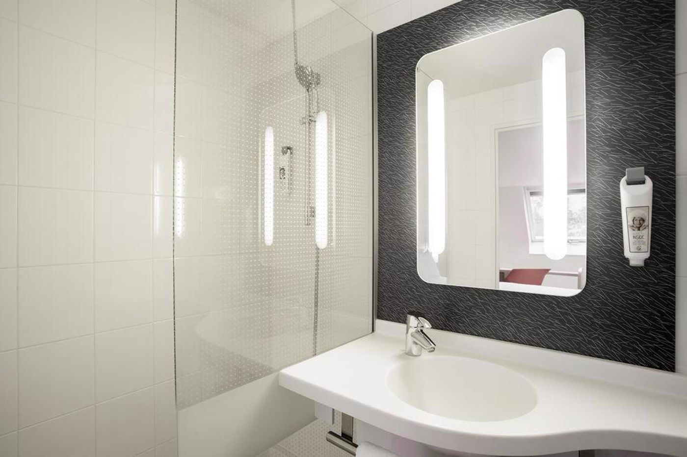 Ibis-Paris-Maine-Montparnasse-14th-Hotel-Room-32