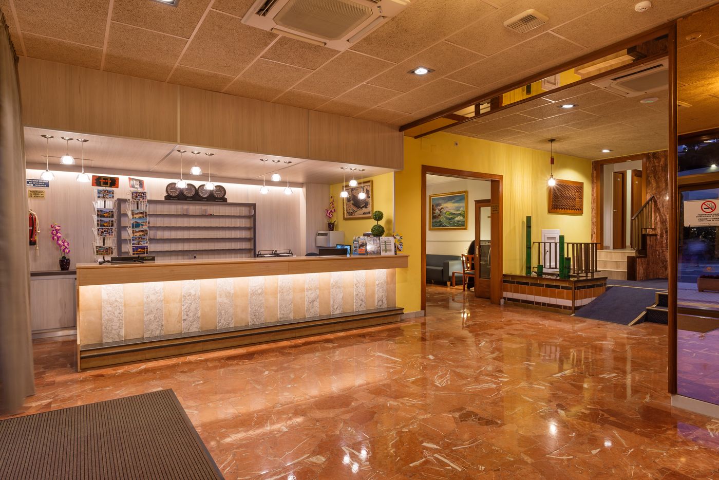 Continental-Lobby-23